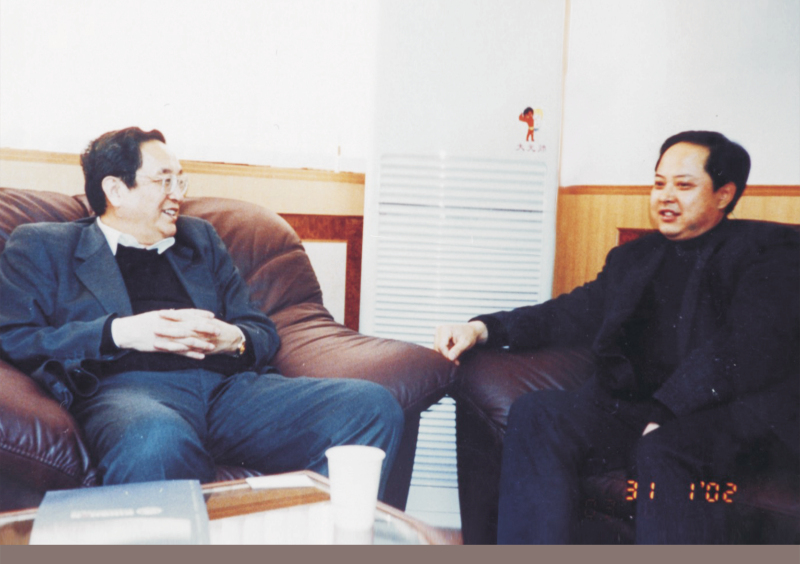 2002年1月31日，中央政治局委员、湖北省委书记俞正声在省委办公室亲切接见舒心先生 