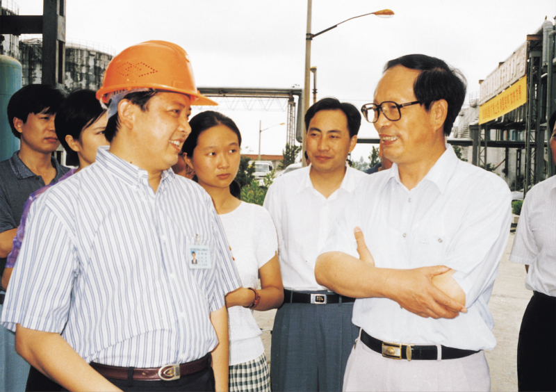 1998年8月1日，湖北省委书记贾志杰在舒心先生的陪同下，对我公司进行了视察